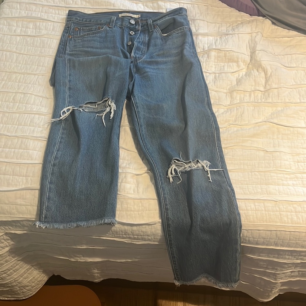 Levi wedgie straight cropped jeans w knee rips